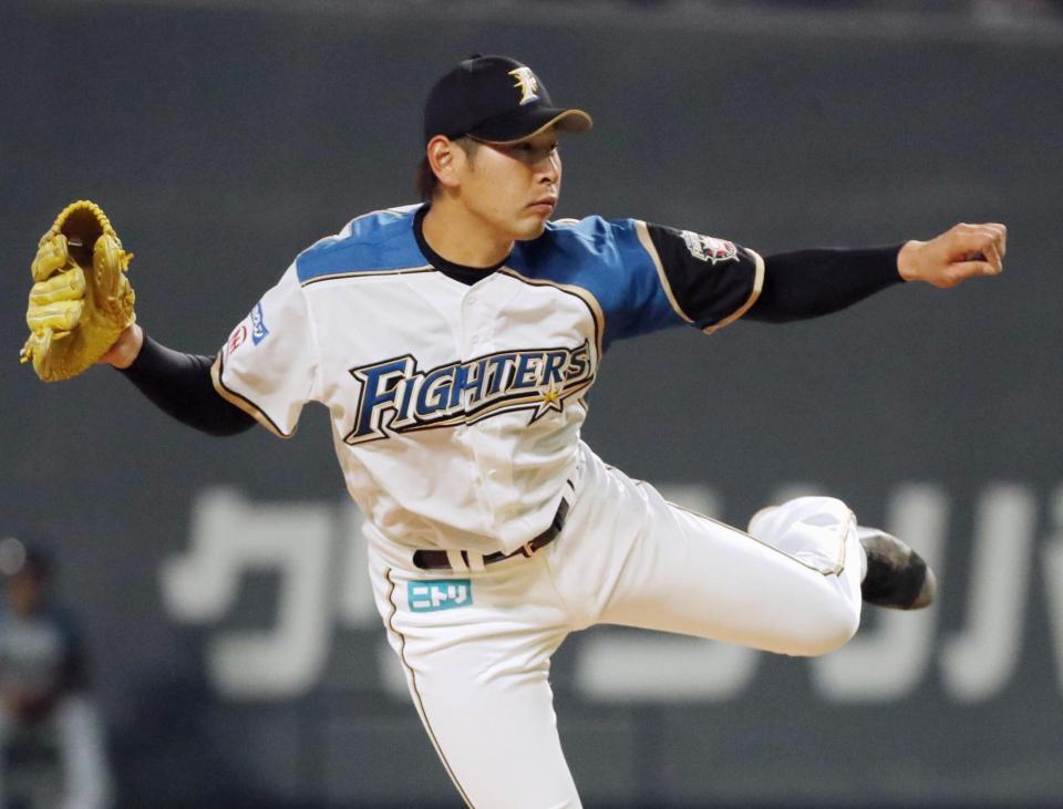 　ヤクルト戦に先発し、５回途中までを１失点の日本ハム・加藤＝札幌ドーム