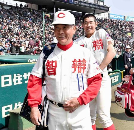 　試合後、笑顔を見せる高嶋監督（手前）と池田（撮影・中田匡峻）