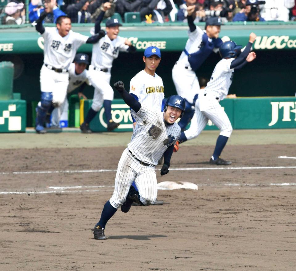 　９回、大谷にからサヨナラ３ランを放ちガッツポーズの谷合と沸き上がる明徳ベンチ（撮影・持木克友）
