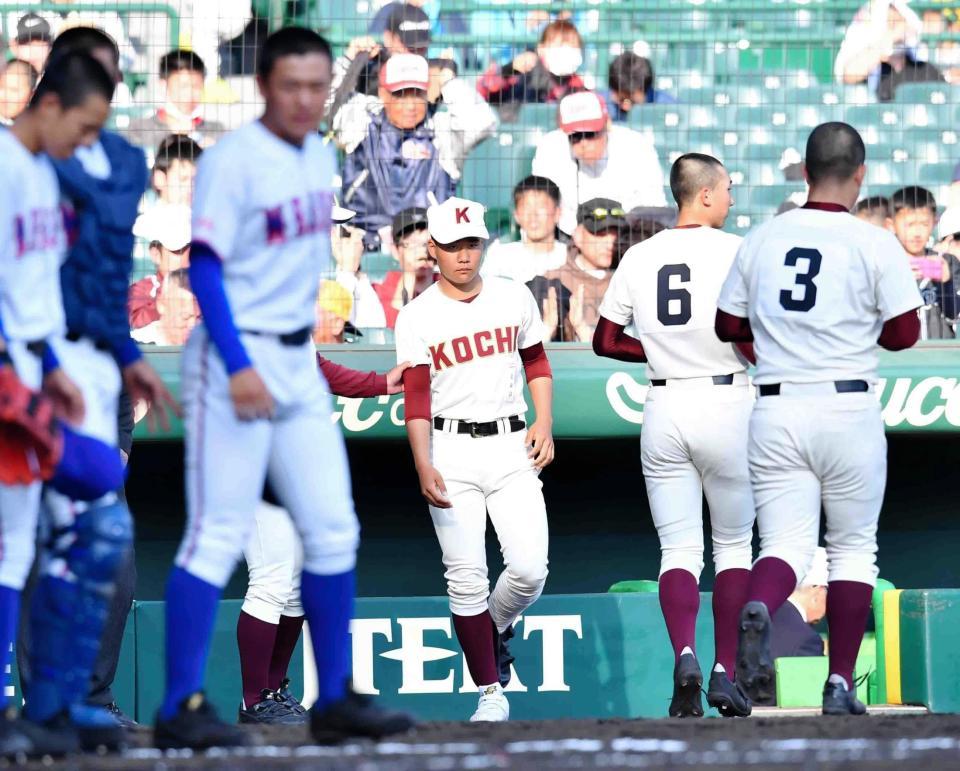 明秀日立に敗れ、悔しそうな表情でグラウンドを見つめる高知・島内（中央）＝撮影・中田匡峻