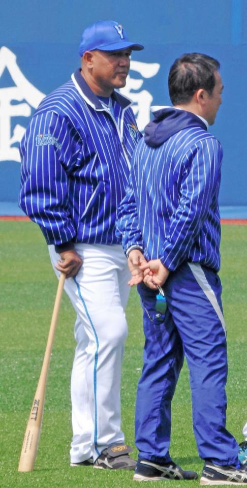 　本拠地での全体練習を見守るラミレス監督
