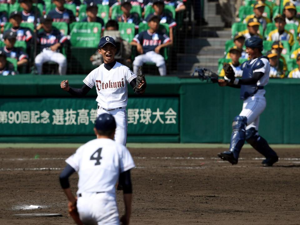 最後の打者を打ち取り、ッツポーズする乙訓・川畑＝甲子園（撮影・山口登）