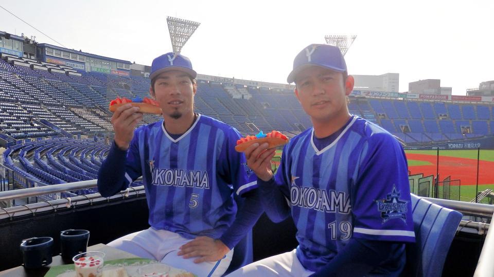 今季開幕から販売される新作スイーツを試食したＤｅＮＡ・倉本（左）と山崎＝横浜スタジアム