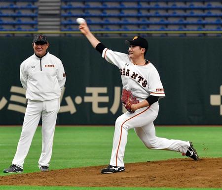 　斎藤コーチ（左）が見守る中、東京ドームのマウンドで投球練習をする菅野（撮影・出月俊成）