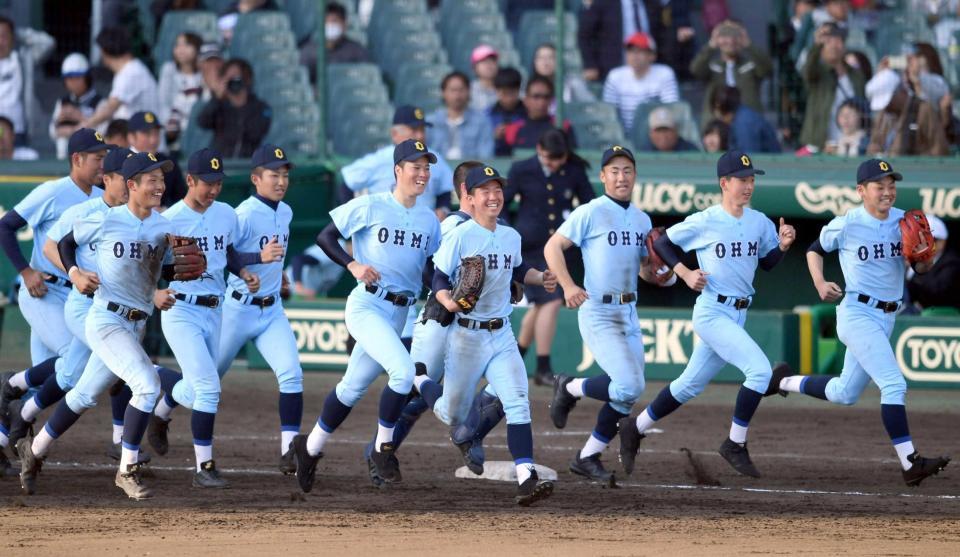 　松山聖陵に勝ち、笑顔で応援団にあいさつへ向かう近江ナイン