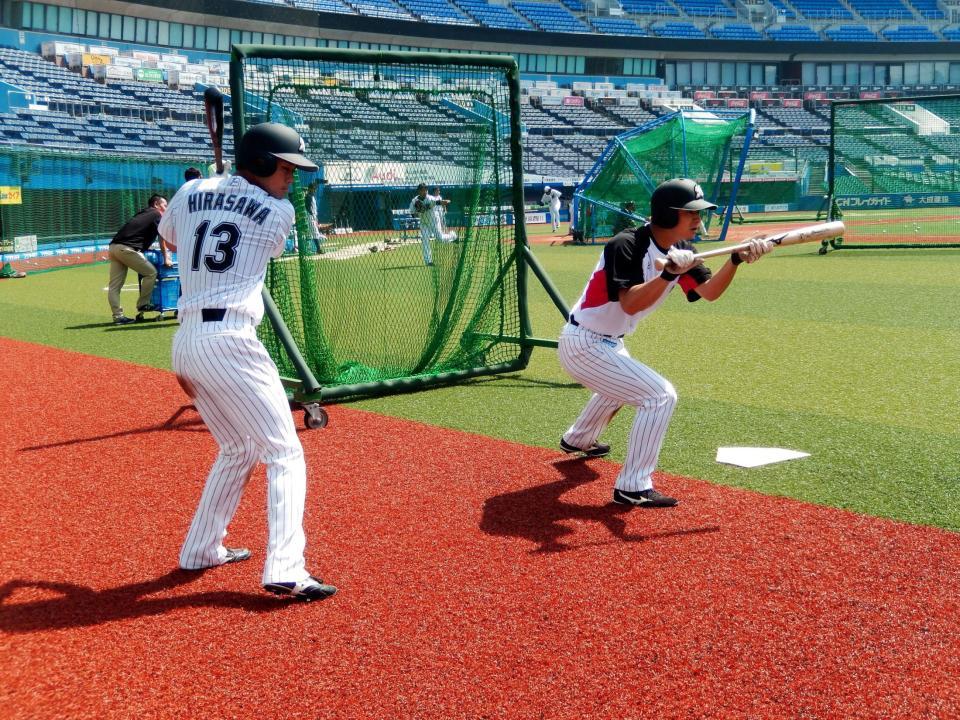 バント練習をする藤岡裕（右）、左は平沢