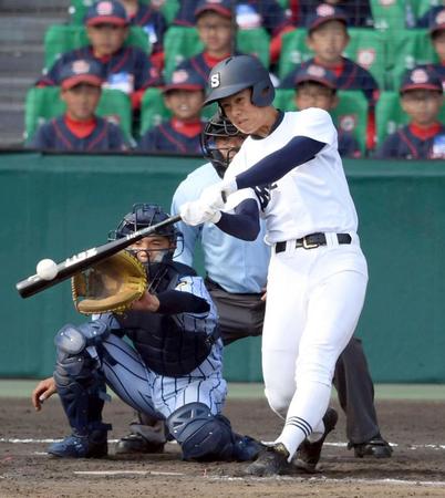 　９回、静岡・藤田は中前打を放つ（捕手　東海大相模・佐藤）