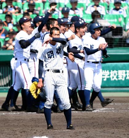 ９回裏無死一，二塁、日本航空石川・原田に逆転サヨナラ３ランを打たれぼう然とする明徳義塾・市川投手（手前）＝甲子園（撮影・佐藤厚）