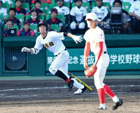 延長１０回裏創成館２死、松山は中越えにサヨナラ本塁打を放つ＝甲子園（撮影・佐藤厚）