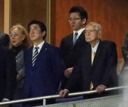 安倍首相、プロ野球開幕戦観戦 ハガティ駐日米大使夫妻と