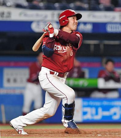 １２回、右前に勝ち越しの適時打を放つ藤田（撮影・中田匡峻）