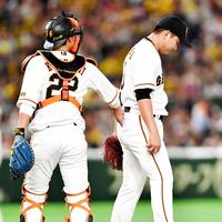 ２回阪神１死一、二塁、ピンチを背負い、小林誠司（左）に励まされる巨人・菅野智之＝東京ドーム（撮影・西岡正）