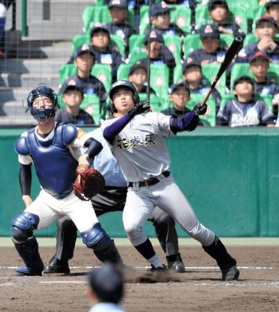 延長１０回裏花巻東無死満塁、藤森はサヨナラ中犠飛を放つ＝甲子園（撮影・佐藤厚）