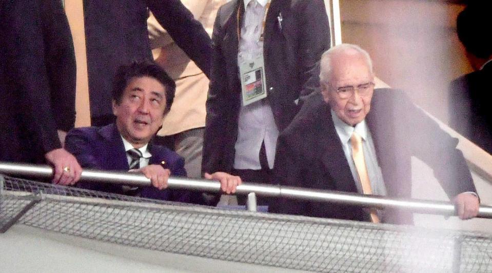 　渡辺恒雄氏（右）と観戦する安倍晋三首相