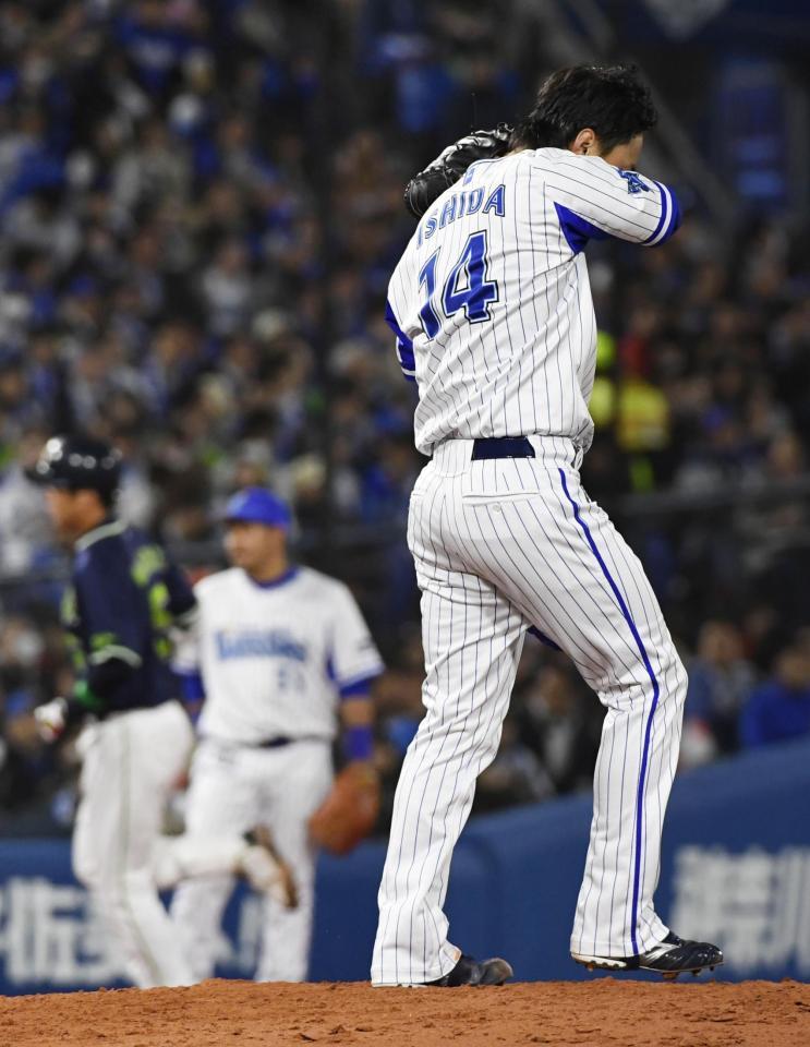 　３回ヤクルト２死二塁、川端（奥左）に２ランを浴びたＤｅＮＡ・石田＝横浜