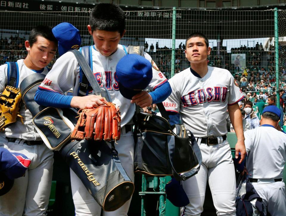 大阪桐蔭に敗れ、甲子園を後にする細川（右）ら明秀日立ナイン