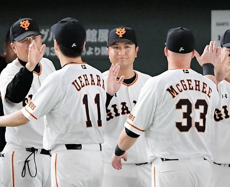 阪神に逆転勝ちしタッチをかわす巨人・高橋監督＝東京ドーム（撮影・堀内翔）