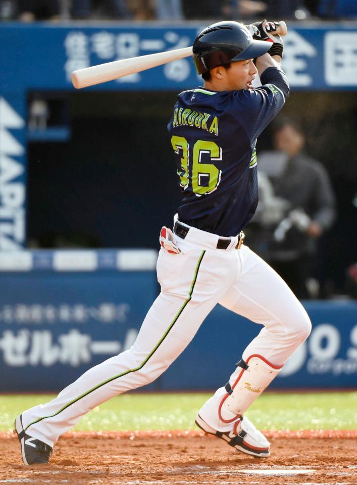 ７回ヤクルト１死三塁、広岡が中越えに適時二塁打を放つ＝横浜