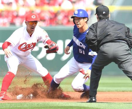 １回中日、二盗を決める中日・京田陽太＝マツダスタジアム（撮影・飯室逸平）