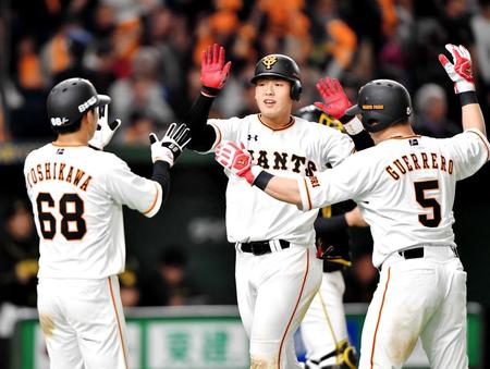 　８回、左中間に３ランを放ち、吉川大（左）、ゲレーロ（右）に祝福される岡本＝撮影・西岡正