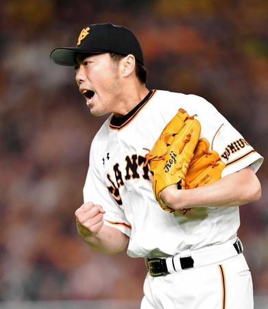 　８回に登板、無失点に抑えて雄たけびを上げる上原