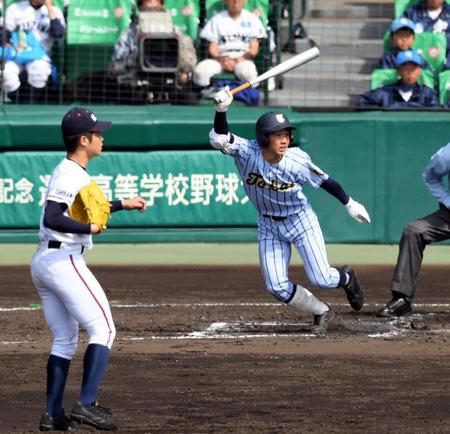 ６回東海大相模１死二塁、東海大相模・山田が左翼線に勝ち越し二塁打を放つ（投手　日本航空石川・杉本）＝甲子園（撮影・山口登）