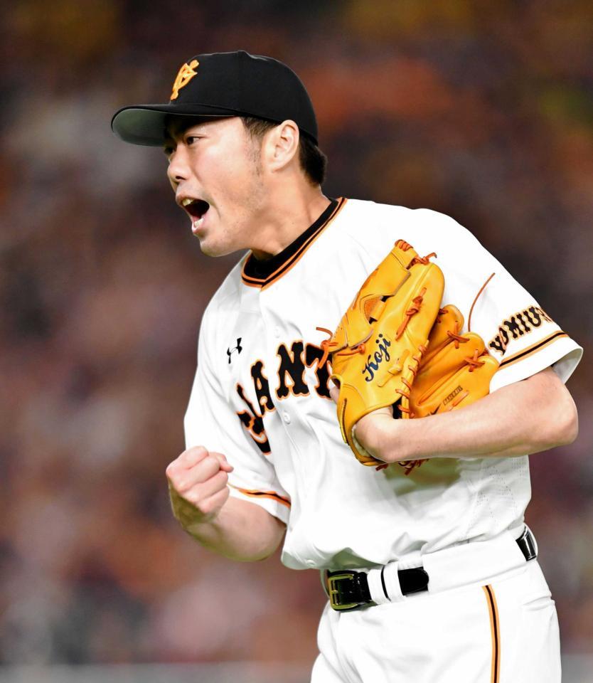 　８回に登板、無失点に抑えて雄たけびを上げる上原