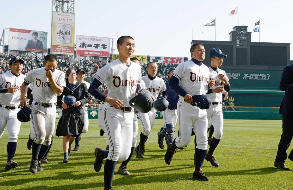 　三重に敗れ、応援席へのあいさつを終えた乙訓ナインら