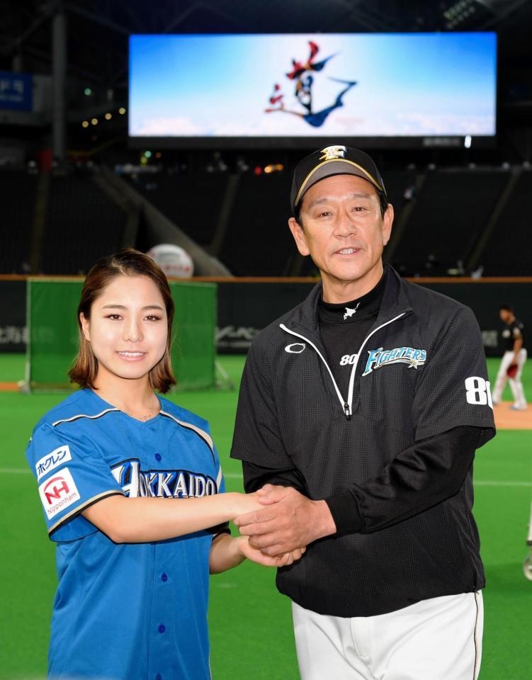 試合前、笑顔で握手する日本ハム・栗山英樹監督と高梨沙羅＝札幌ドーム（撮影・金田祐二）