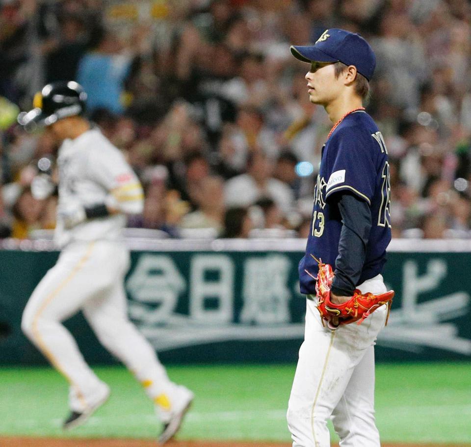 　６回、中村晃（左奥）に逆転満塁本塁打を浴びた山岡