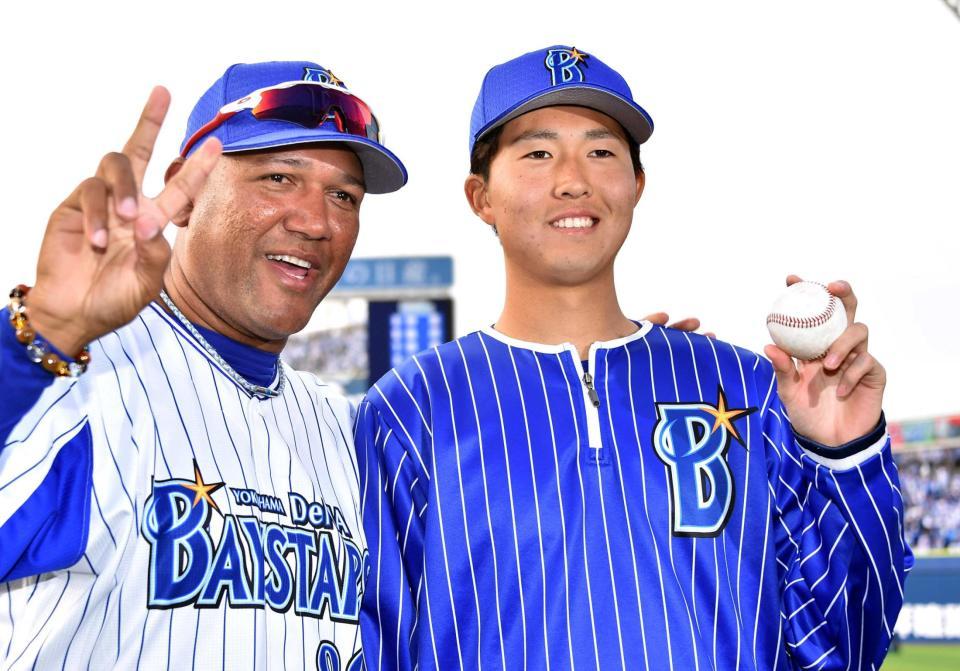 　プロ初登板初勝利を挙げ、ウイニングボールを手にラミレス監督（左）と笑顔を見せる京山