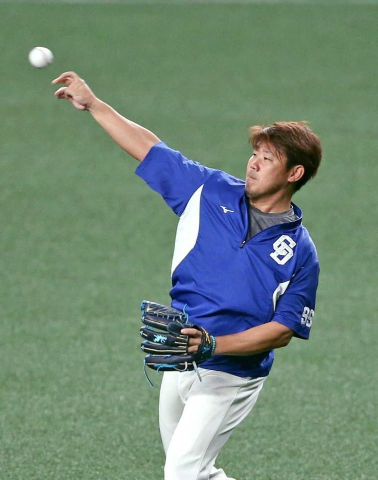 　キャッチボールで調整する松坂