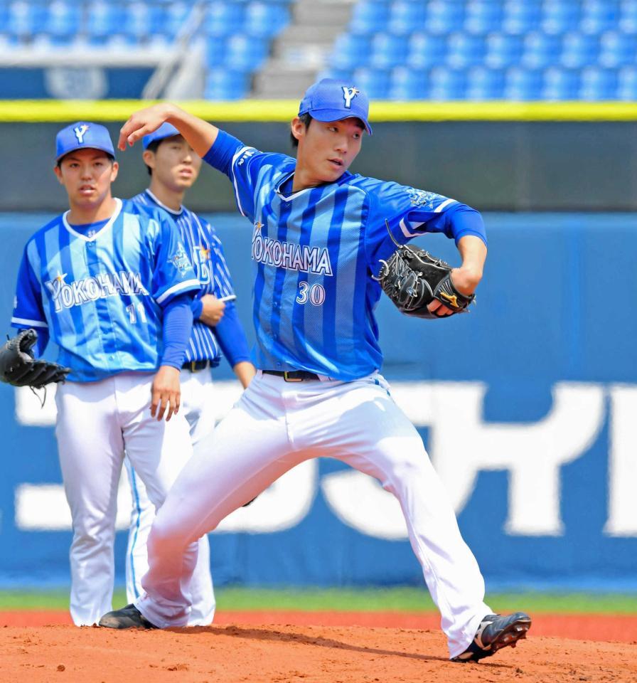 　東（左）らとともにノックを受ける飯塚（撮影・高部洋祐）