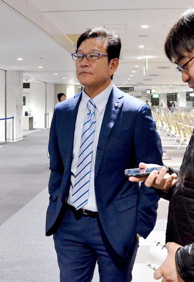 搭乗ゲート前で取材に応じる栗山監督