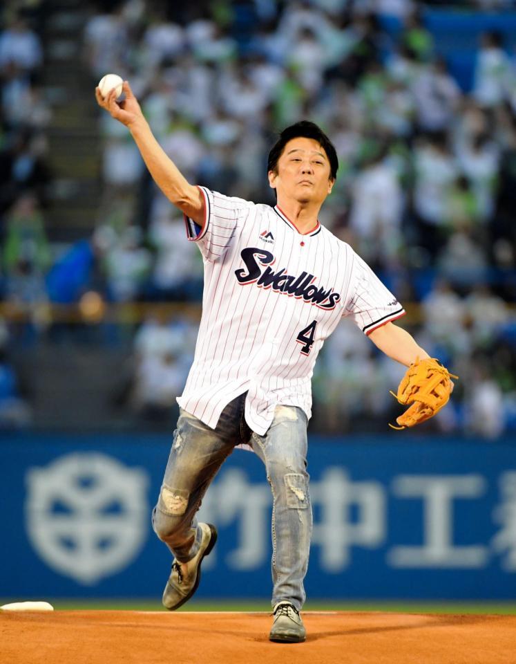 ファン歴４０年超の坂上忍がヤクルト本拠地開幕で始球式 野球 デイリースポーツ Online