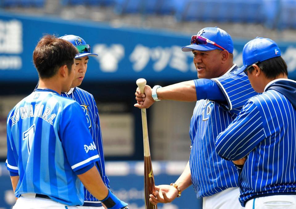 ＤｅＮＡ・桑原将志（左）に打撃指導するＤｅＮＡ　アレックス・ラミレス監督（右から２人目）＝横浜スタジアム（撮影・高部洋祐）