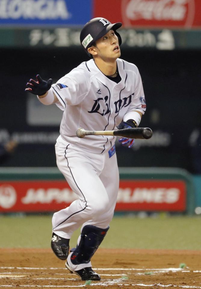 　６回西武２死一塁、外崎が右越えに２ランを放つ＝メットライフドーム