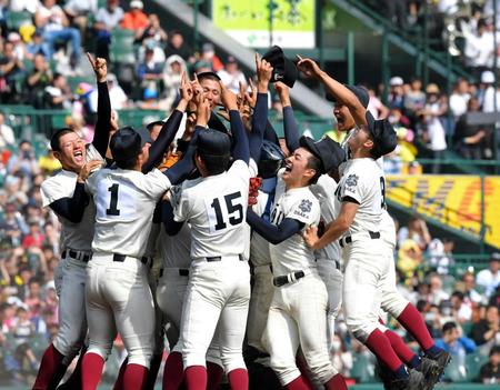 優勝し、歓喜に沸く大阪桐蔭ナイン＝甲子園（撮影・北村雅宏）
