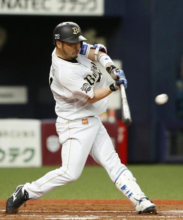 　７回オリックス２死満塁、小谷野が中越えに走者一掃の二塁打を放つ＝京セラドーム