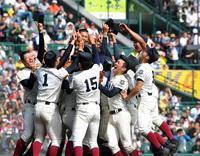 優勝し、歓喜に沸く大阪桐蔭ナイン＝甲子園（撮影・北村雅宏）