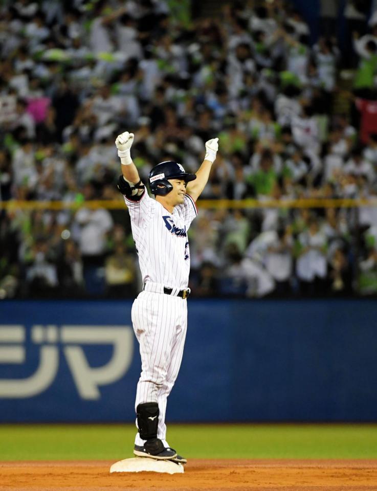 ８回、右翼線に適時二塁打を放ちガッツポーズの青木（撮影・金田祐二）