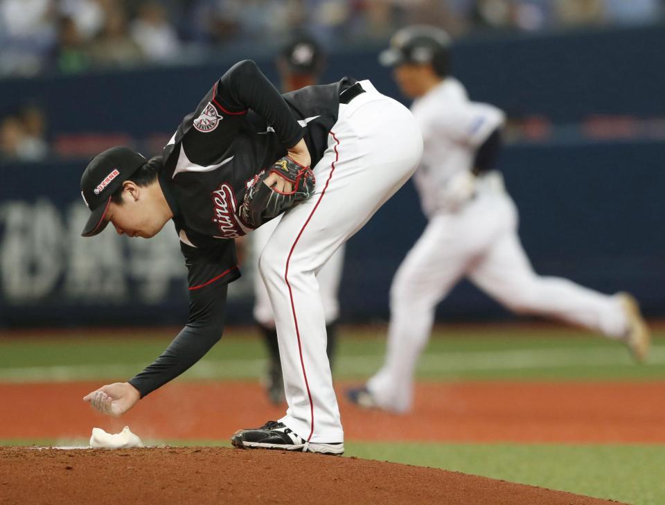 　１回、オリックス・吉田正（奥）に２ランを浴びたロッテ・二木＝京セラドーム