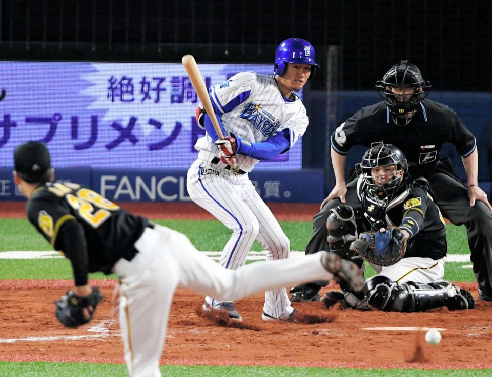 ８回、中前打を放つＤｅＮＡ・大和＝横浜スタジアム（撮影・棚橋慶太）