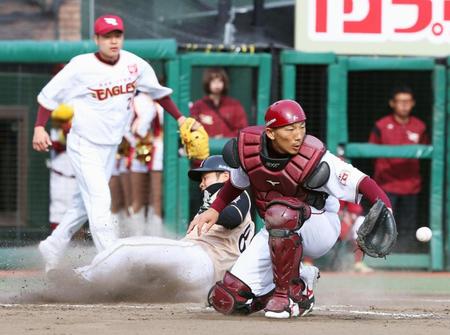 　７回日本ハム２死一、二塁、アルシアの右前打で二走近藤が生還。投手釜田、捕手嶋＝楽天生命パーク