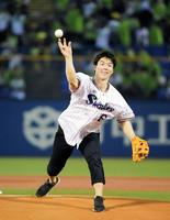始球式を務める原大智＝神宮（撮影・金田祐二）