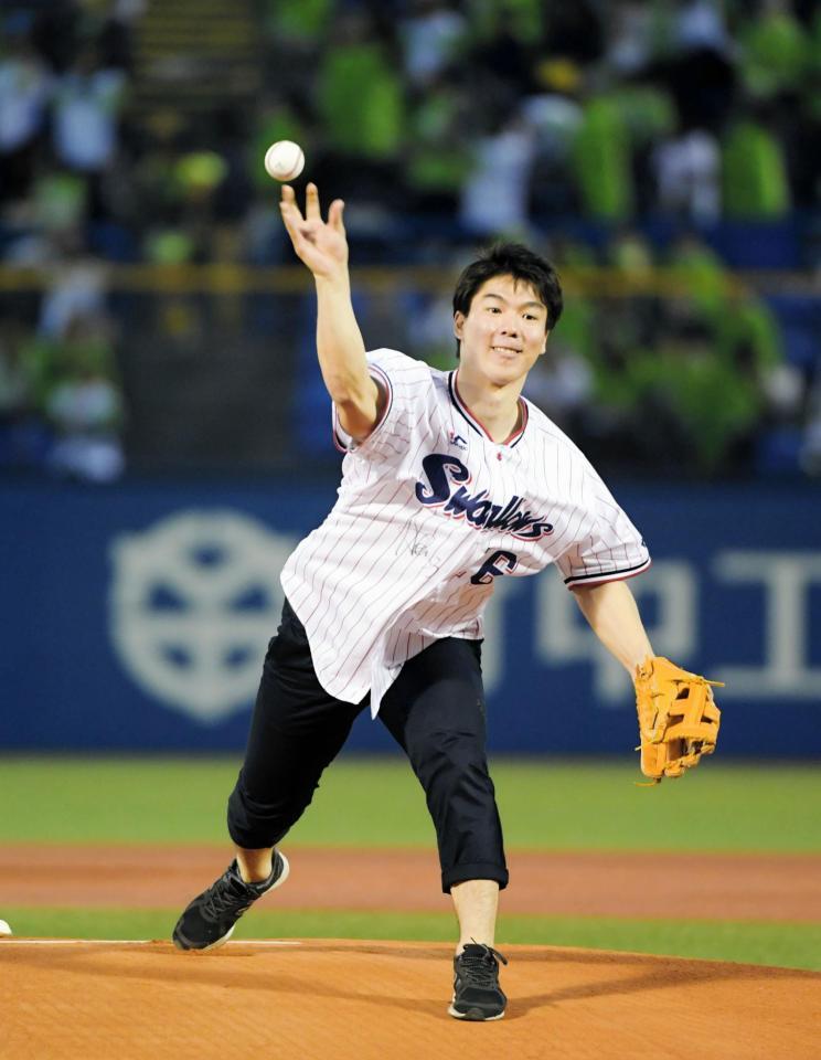 始球式を務める原大智＝神宮（撮影・金田祐二）