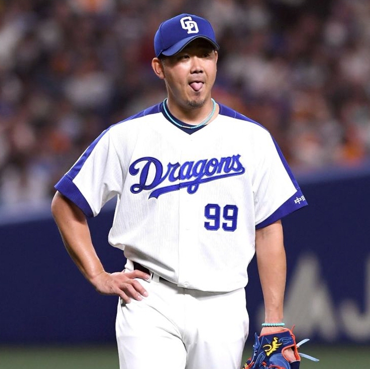 ３回、悪送球で失点を許し舌を出す松坂（撮影・山口登）