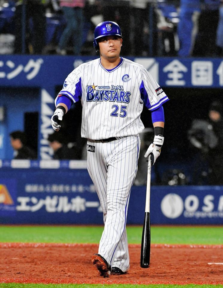 ９回、三振に倒れて試合終了となり、ベンチへ戻る筒香（撮影・出月俊成）