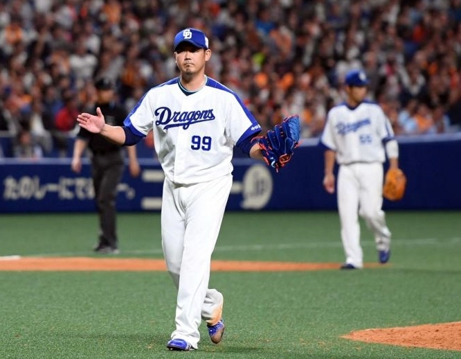 　５回、グラブを叩いてベンチへ戻る松坂（撮影・山口登）