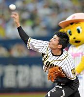 ファーストピッチセレモニーで投球する陸上・桐生祥秀（撮影・北村雅宏）